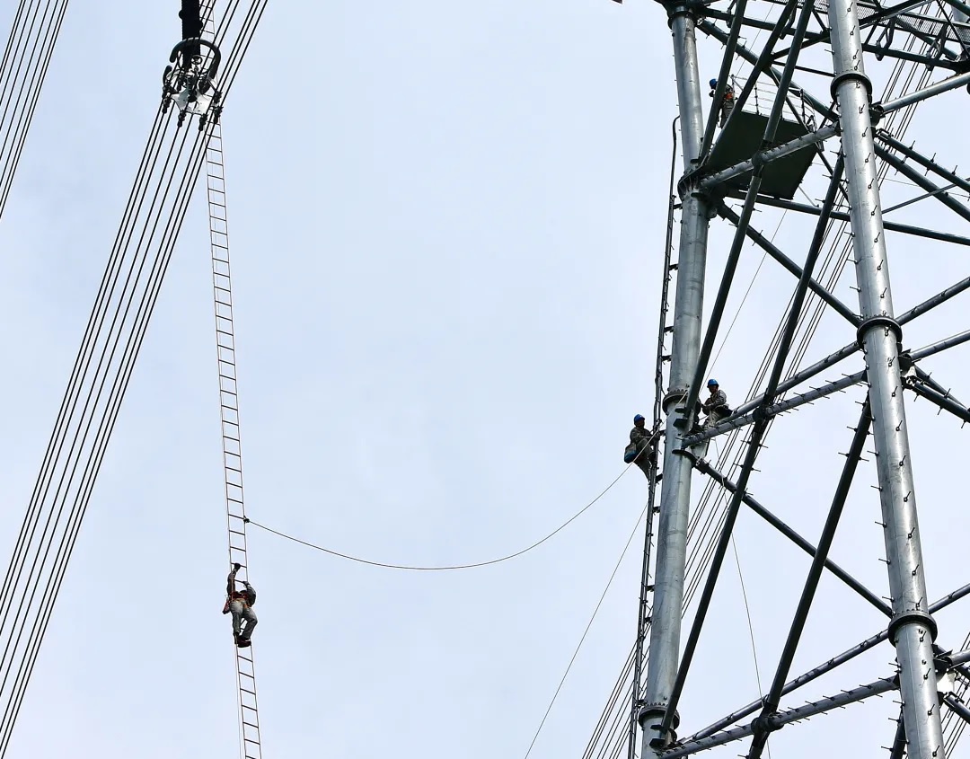 我國首次成功實(shí)施1000千伏同塔雙回特高壓線(xiàn)路帶電作業(yè).jpg